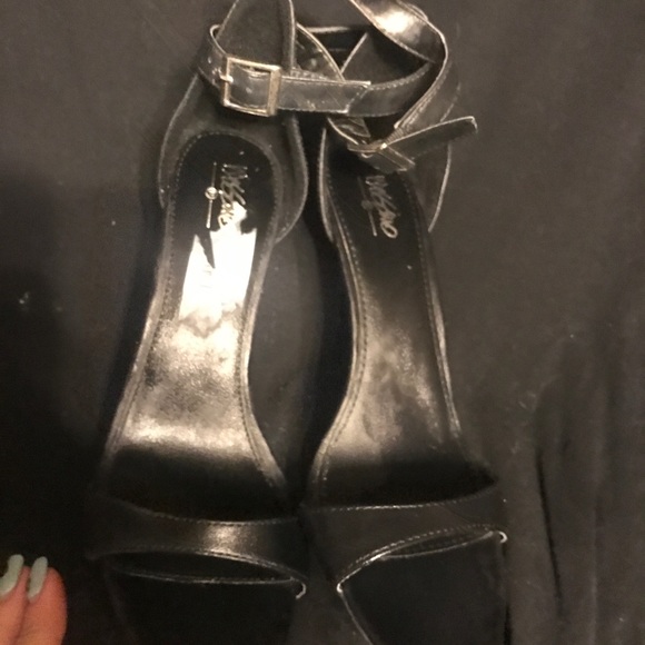 Black strap mossimo size 8 shoes - Picture 2 of 5